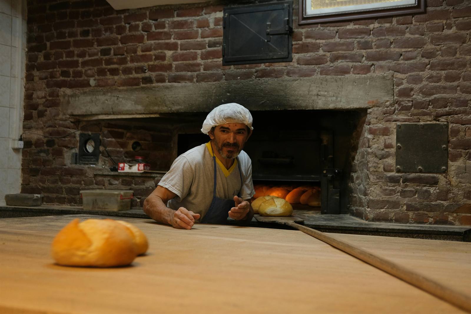 Boulanger au travail dans son atelier