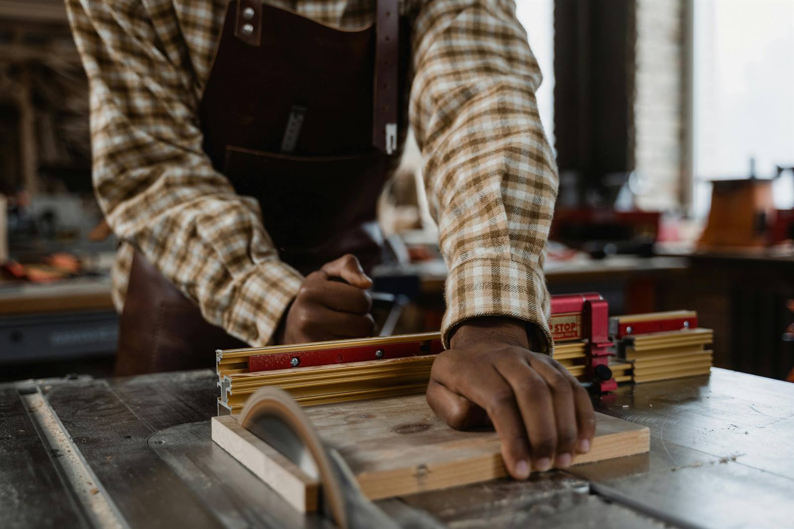 Artisan en atelier avec des pièces de bois